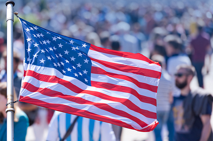 Bandera Ondeante de Estados Unidos con Fondo Borroso de Peronas