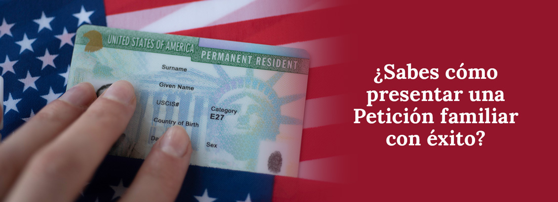 Mano Sobre Green Card con Fondo de Bandera de Estados Unidos